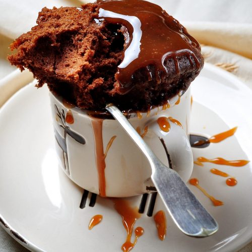 Pastel de chocolate en taza y microondas
